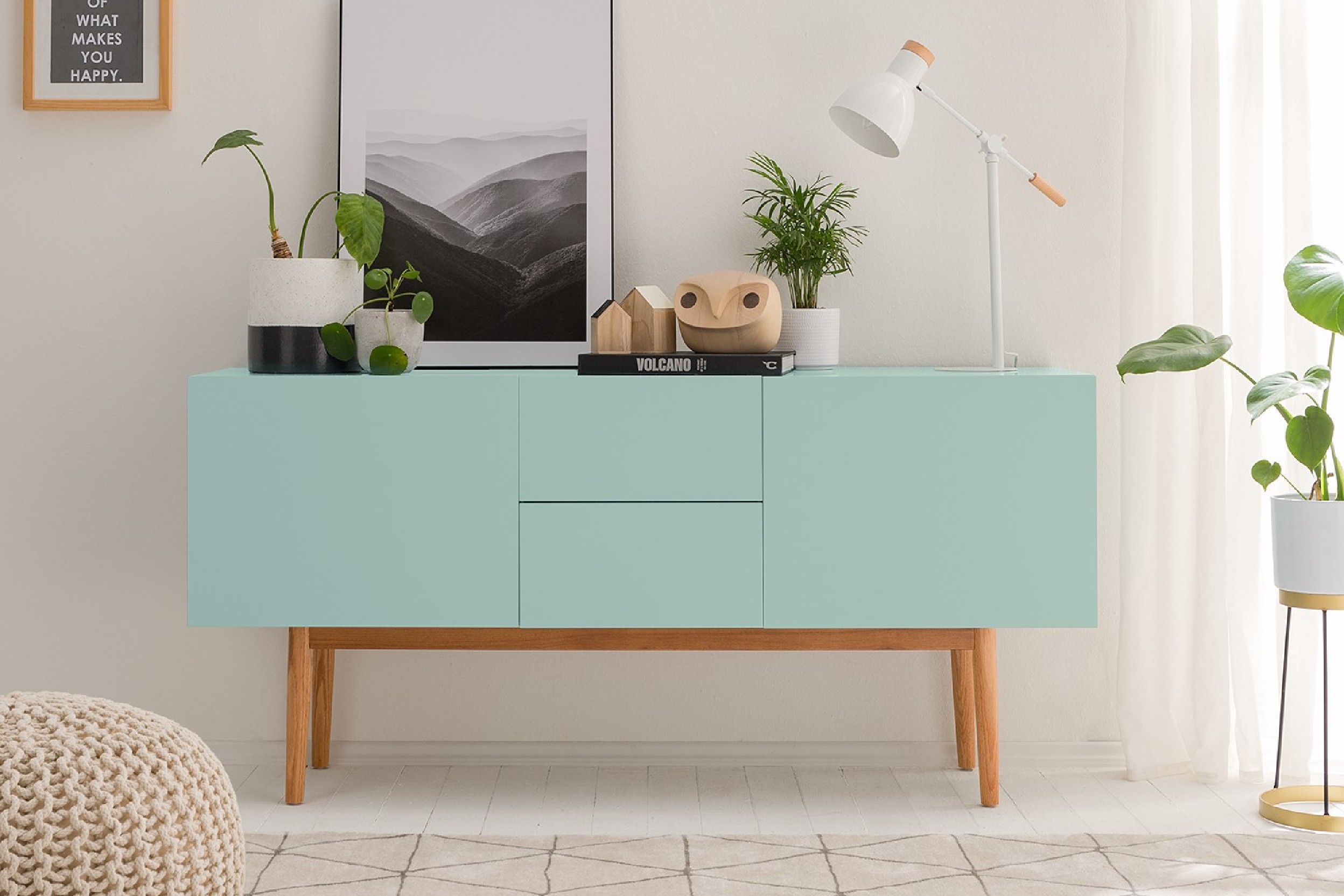 Mint-Grünes Sideboard in Skandi-Stil mit Holzdeko, Pflanzen und Wandbild