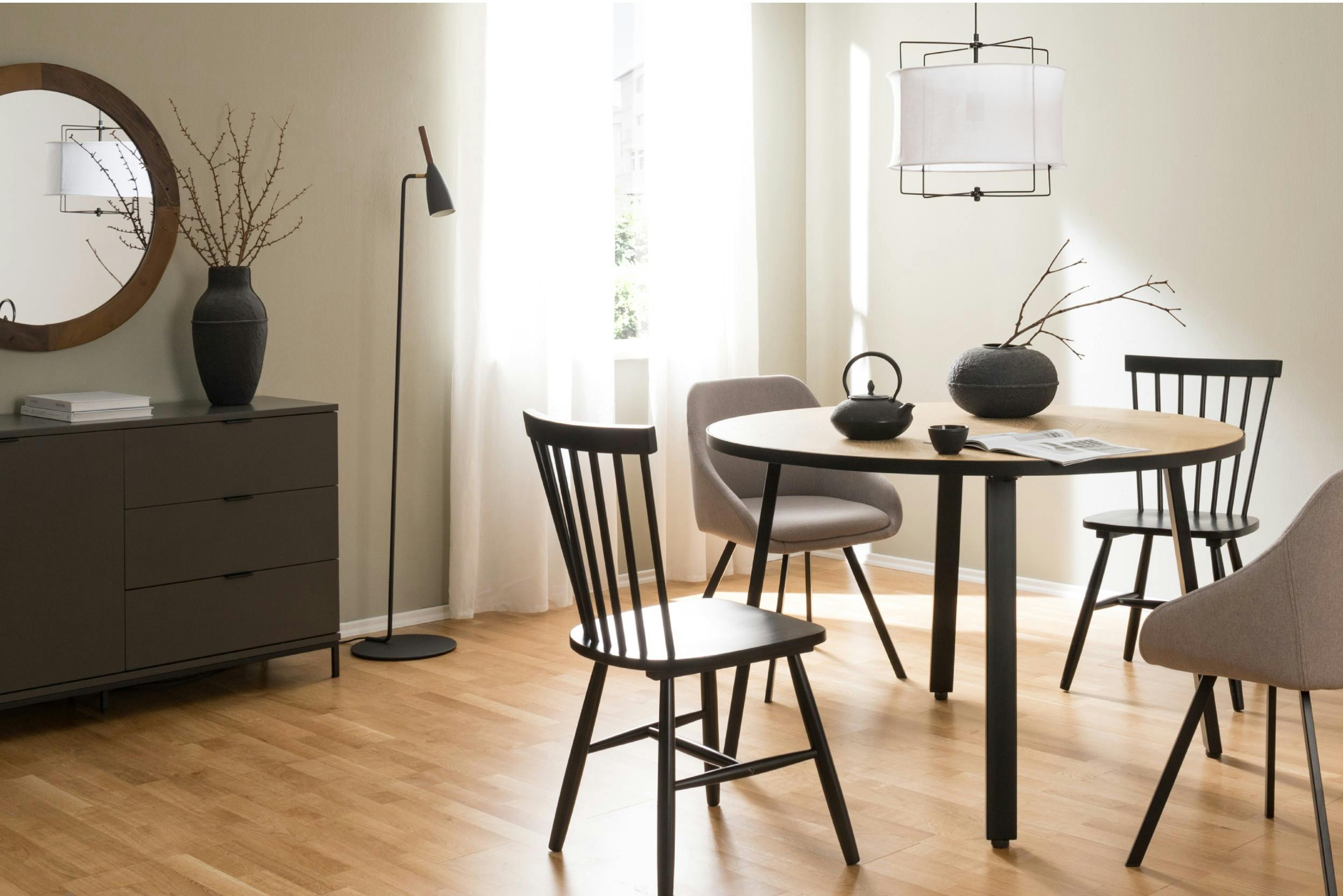 Einrichtung in Naturfarben mit Vasen und Esszimmerstühlen