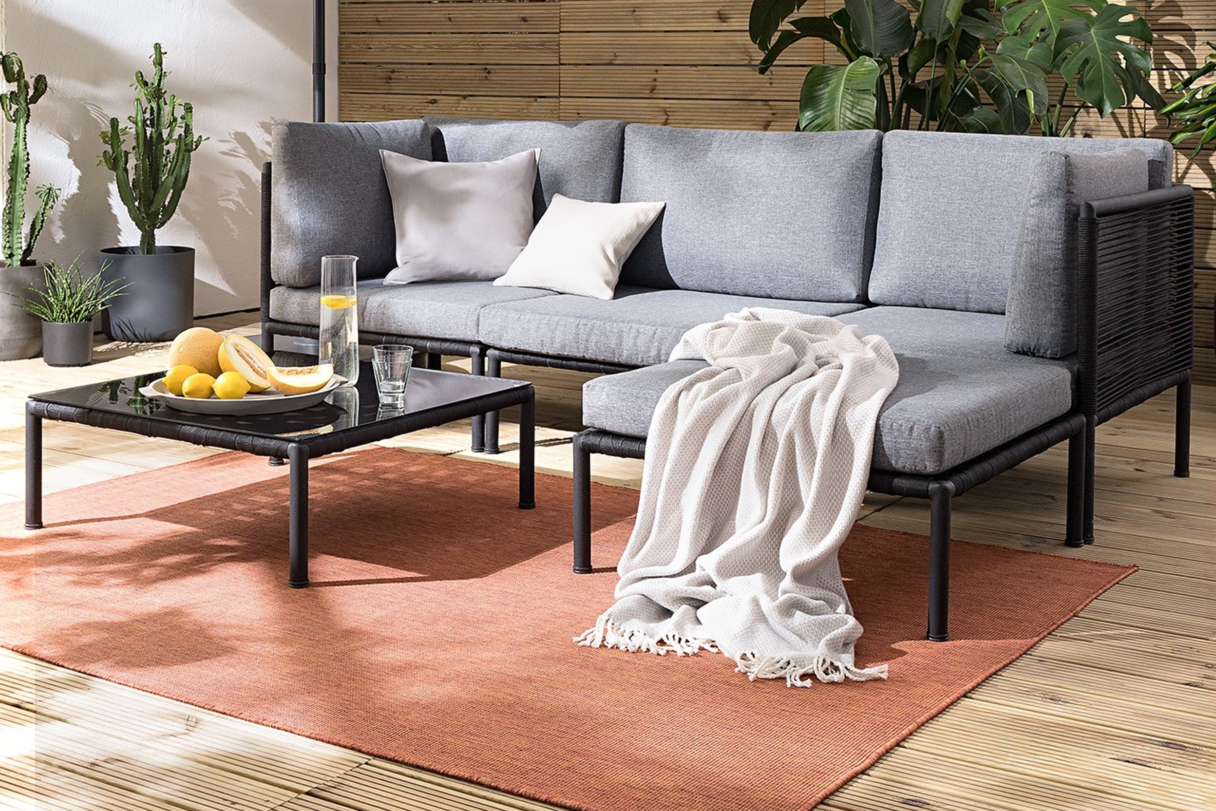 Gartensofa mit passendem Beistelltisch aus robusten Materialien