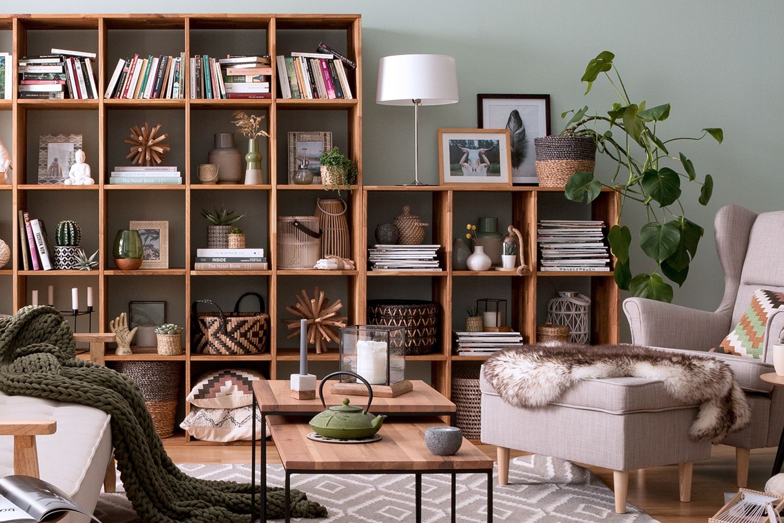 Großes Regal mit Büchern, Deko-Artikeln, Körbe usw., Sessel, Beistelltische