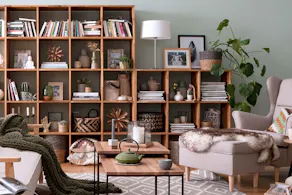 Großes Regal mit Büchern, Deko-Artikeln, Körbe usw., Sessel, Beistelltische