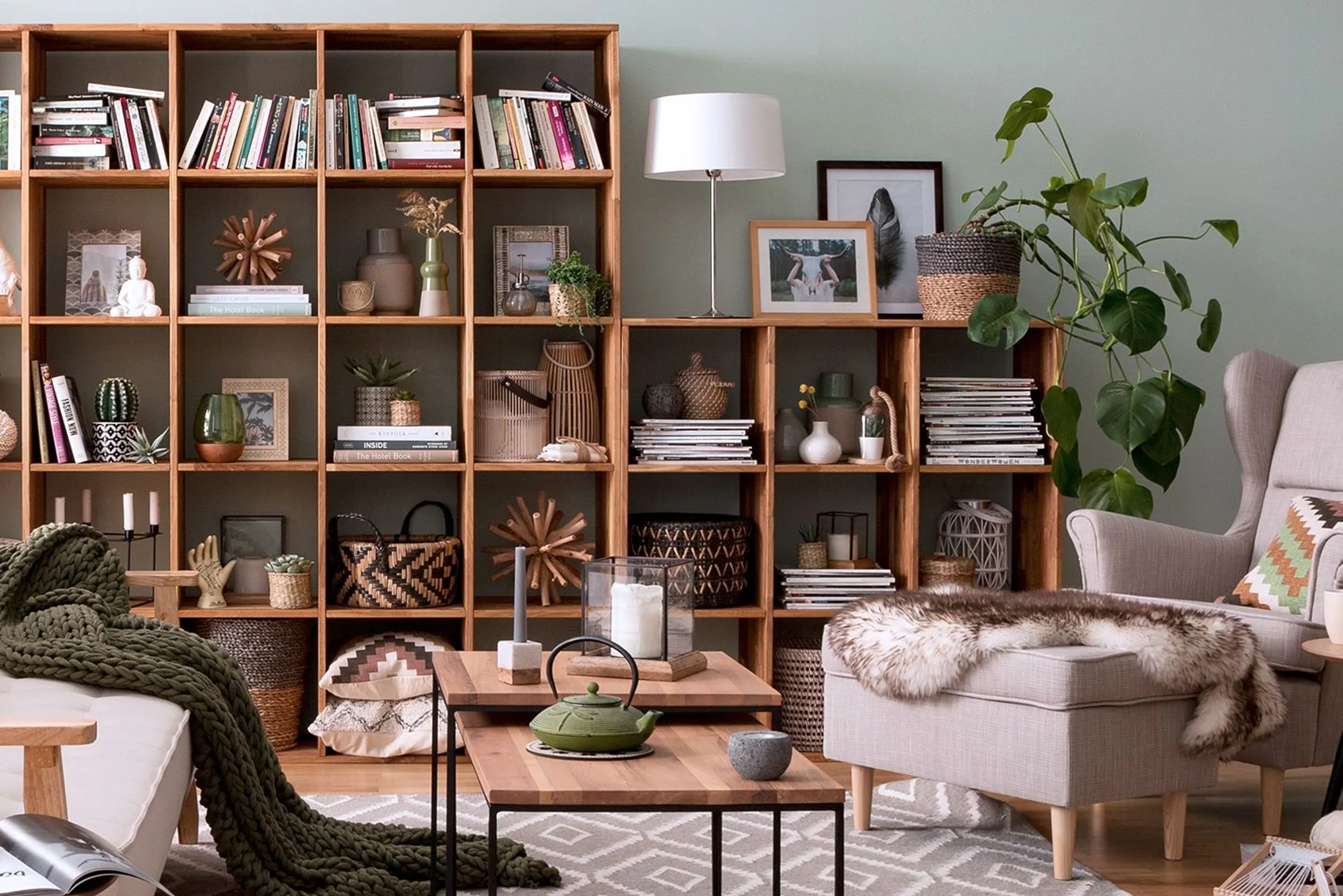 Großes Regal mit Büchern, Deko-Artikeln, Körbe usw., Sessel, Beistelltische
