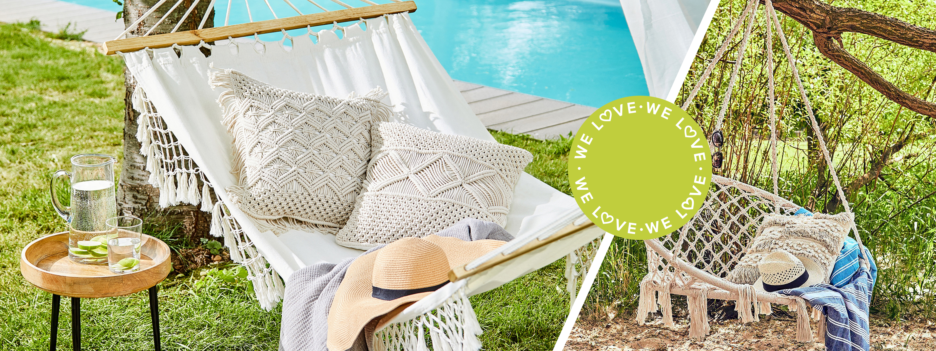 Beige hangfauteuil op een zonnig terras met planten; ernaast een foto van een grasveld met op de voorgrond een beige hangmat in boho-stijl met franjes, waarop een boek, hoed en kussen liggen.