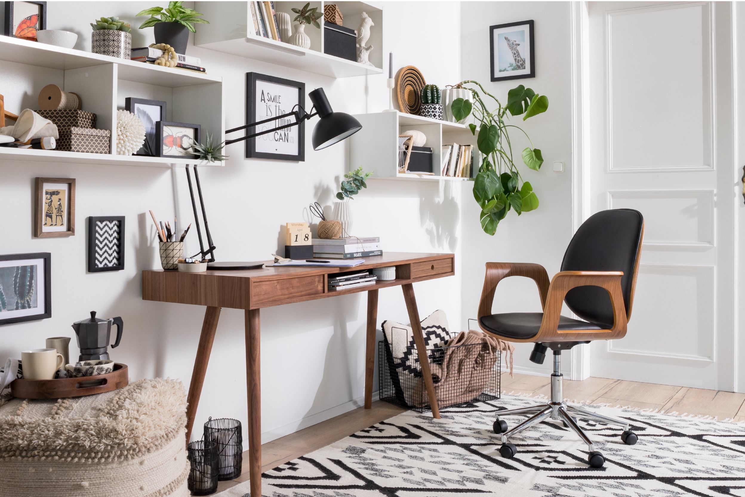 Wandregale, Schreibtisch mit Schubladen und Schreibtischstuhl