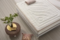 Boxspringmatratze von oben gesehen, mit Couchtisch und Blumenvase