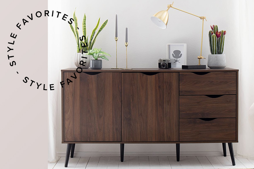 Buffet en noyer combiné à des objets déco dorés et des imprimés grapiques pour un doux charme rétro côté salon