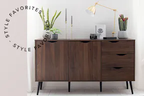 Buffet en noyer combiné à des objets déco dorés et des imprimés grapiques pour un doux charme rétro côté salon