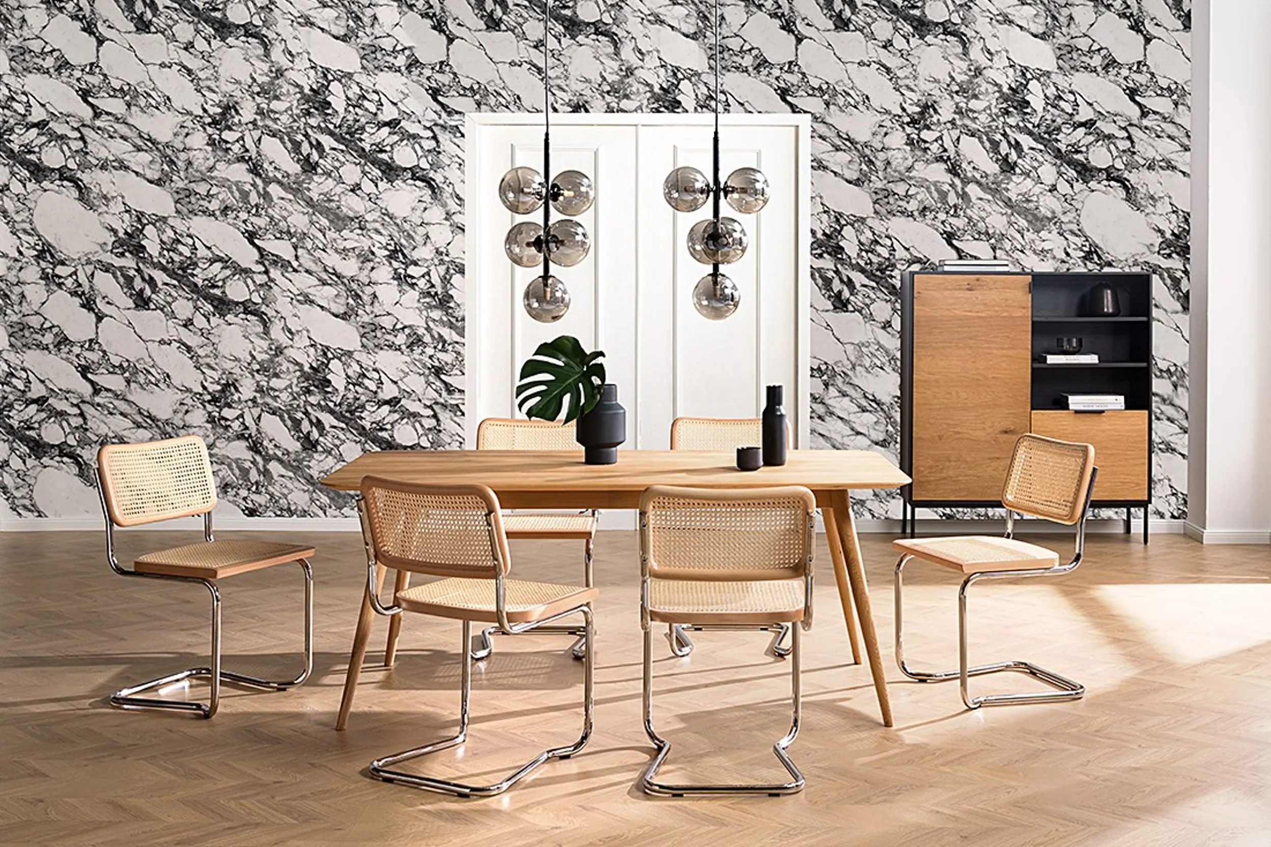 Geräumiger Essbereich mit Pendelleuchten im Retro-Design, 6 Freischwinger-Stühlen und grossem Tisch
