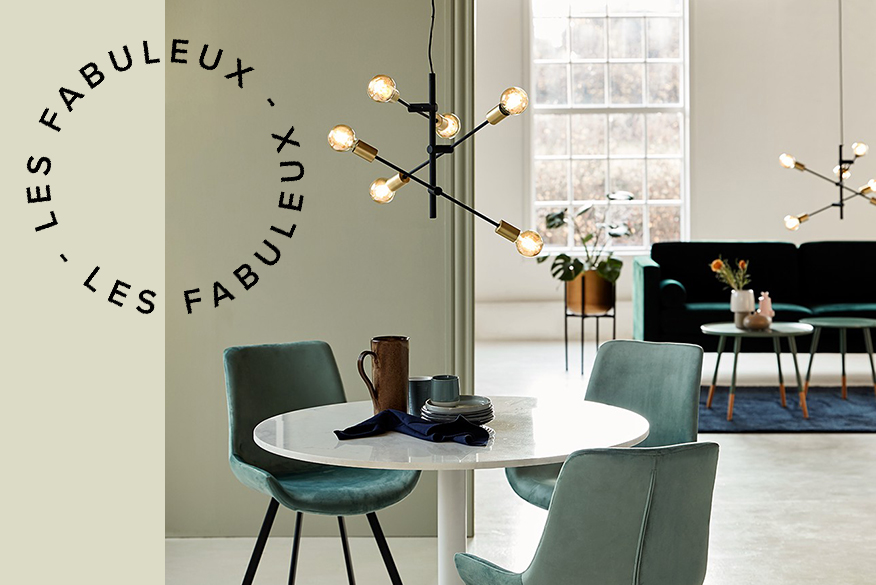 Suspensions noires de style Spoutnik, adaptées aussi bien au-dessus d'une table de salle à manger ronde que positionnée légèrement plus bas, au-dessus d'un canapé ; gros plan sur une suspension starburst en laiton.