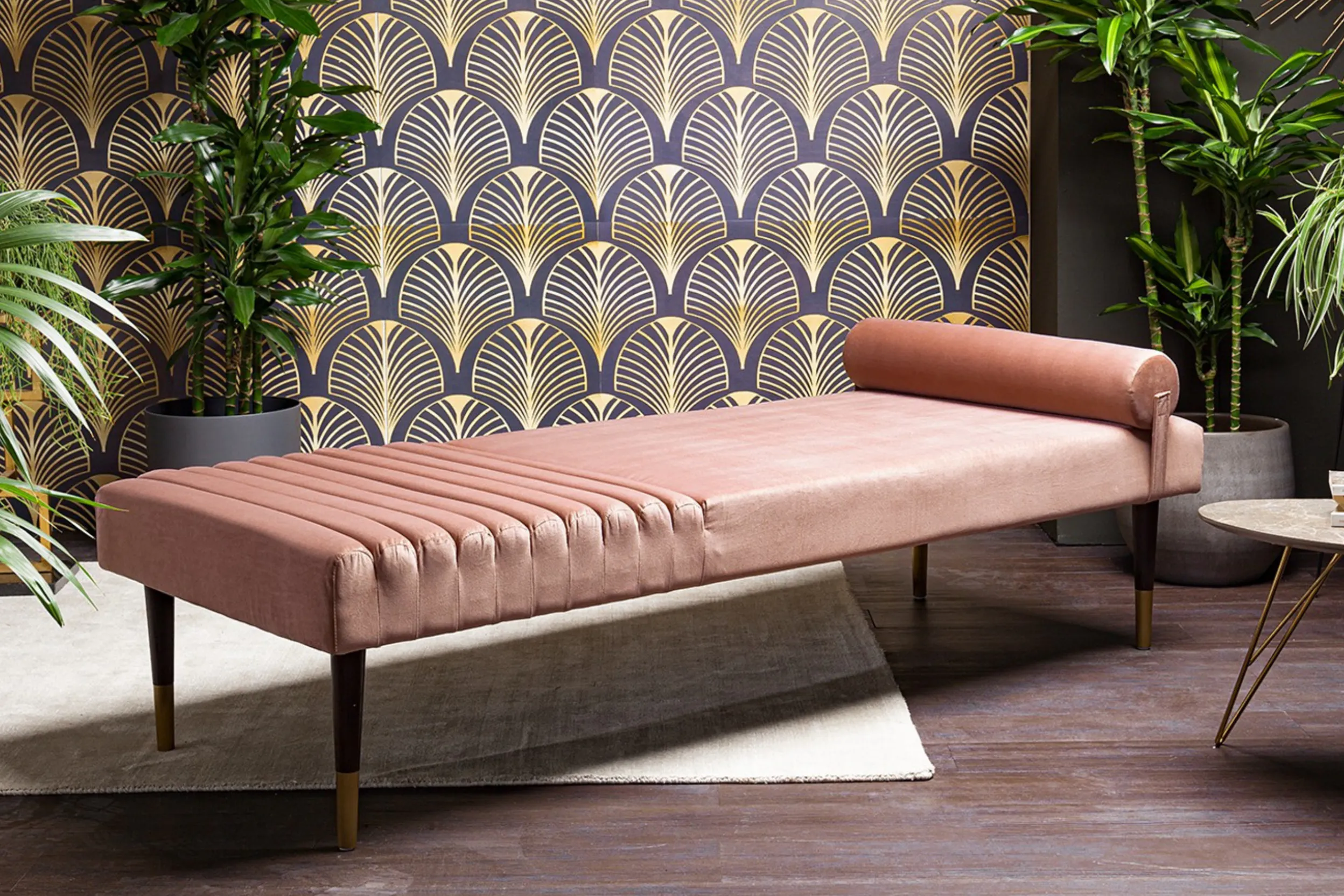 Mondänes Tagesbett aus rosa Samt vor gold-blauer Art-déco-Tapete