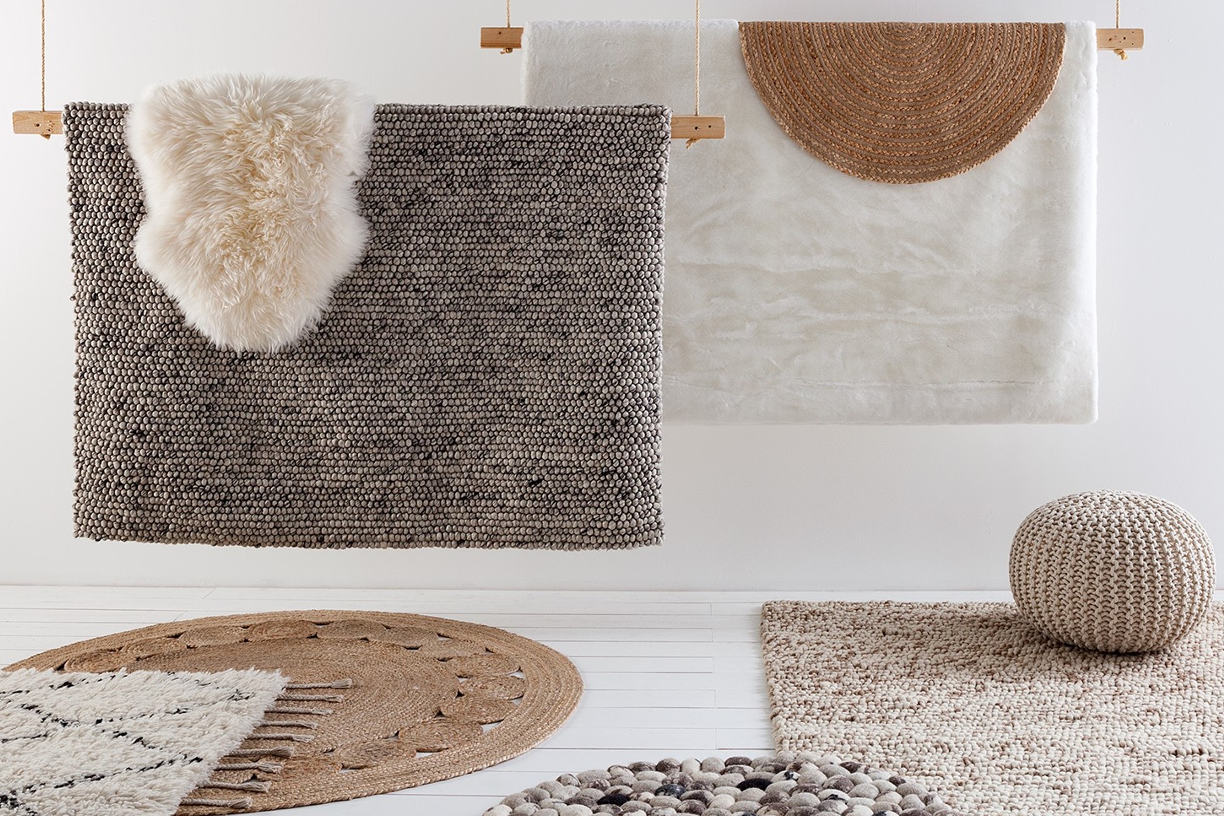 Verschiedene Teppiche aus Jute, Wolle und Felle zur Auswahl