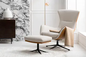 Wohnzimmer in beruhigenden Neutrals, darin Sofa Berrie als Eckmodell mit verstellbarer Kopfstütze für angenehmes, rückenschonendes Sitzen.