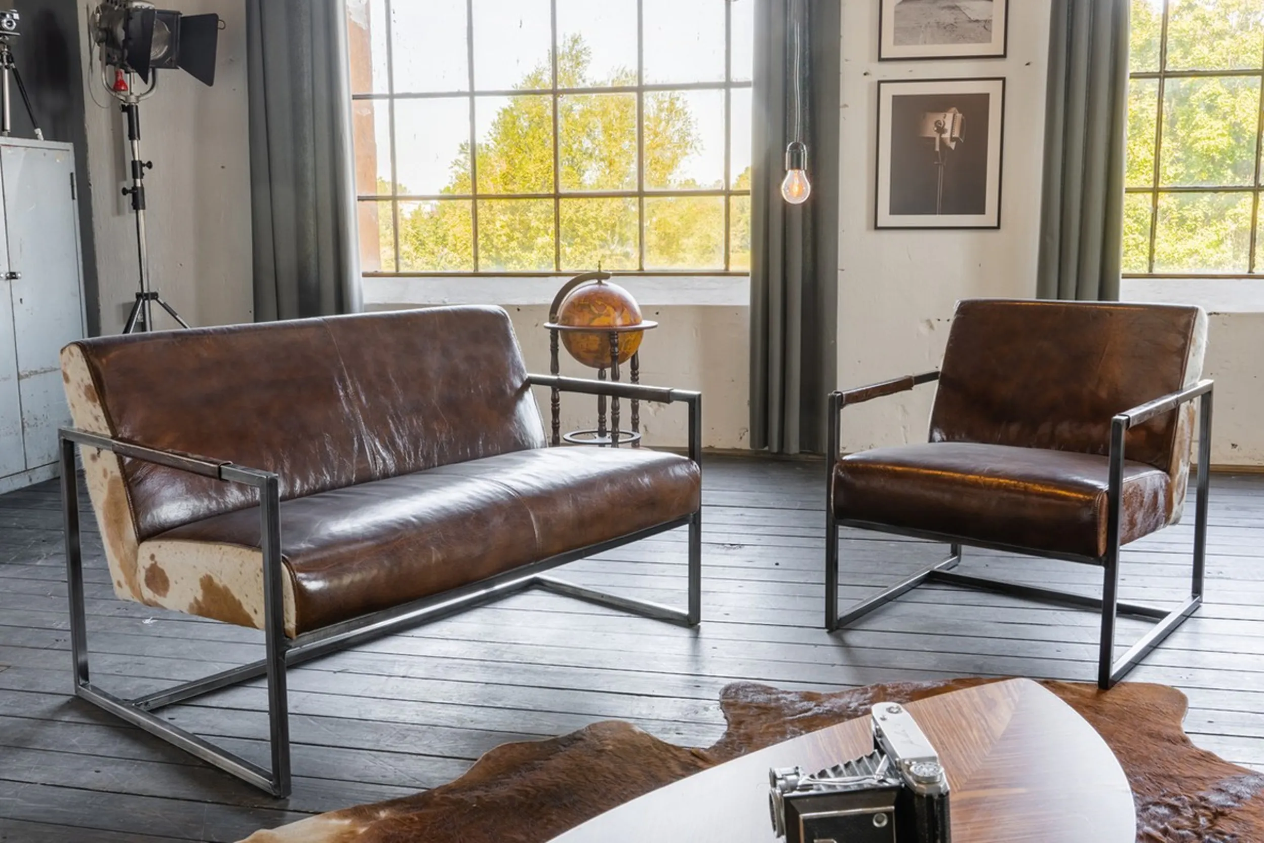 Ledersofa mit Ledersessel mit unregelmäßigem Muster und Metallgestell im Industrial-Style