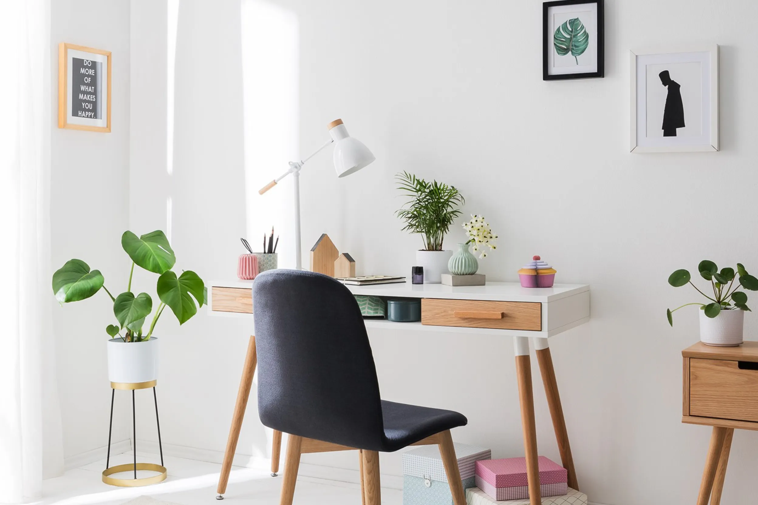 Lichtdurchfluteter Arbeitsbereich mi Bildern und bunten Dekogegenständen