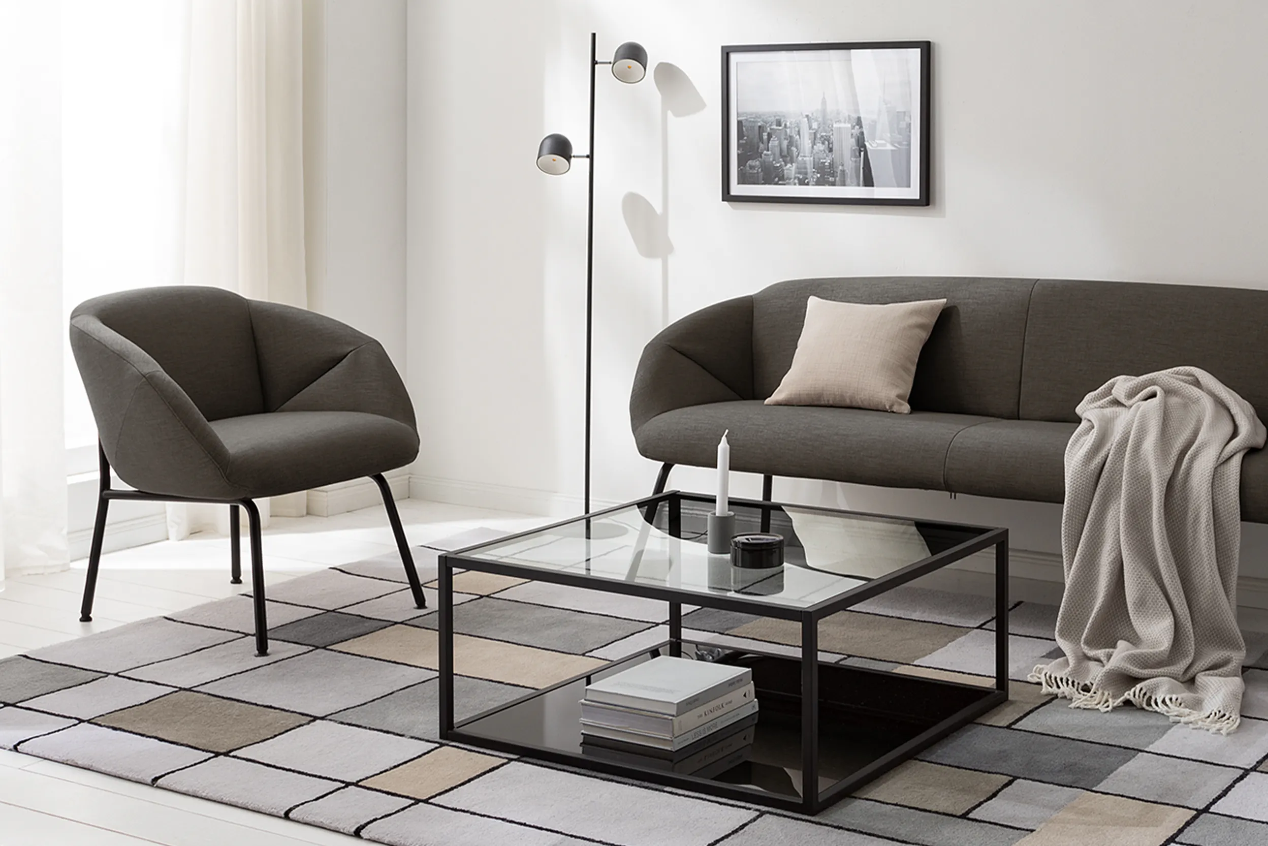 Sessel und Sofa Ton in Ton aus der gleichen Serie harmonisieren im Wohnzimmer