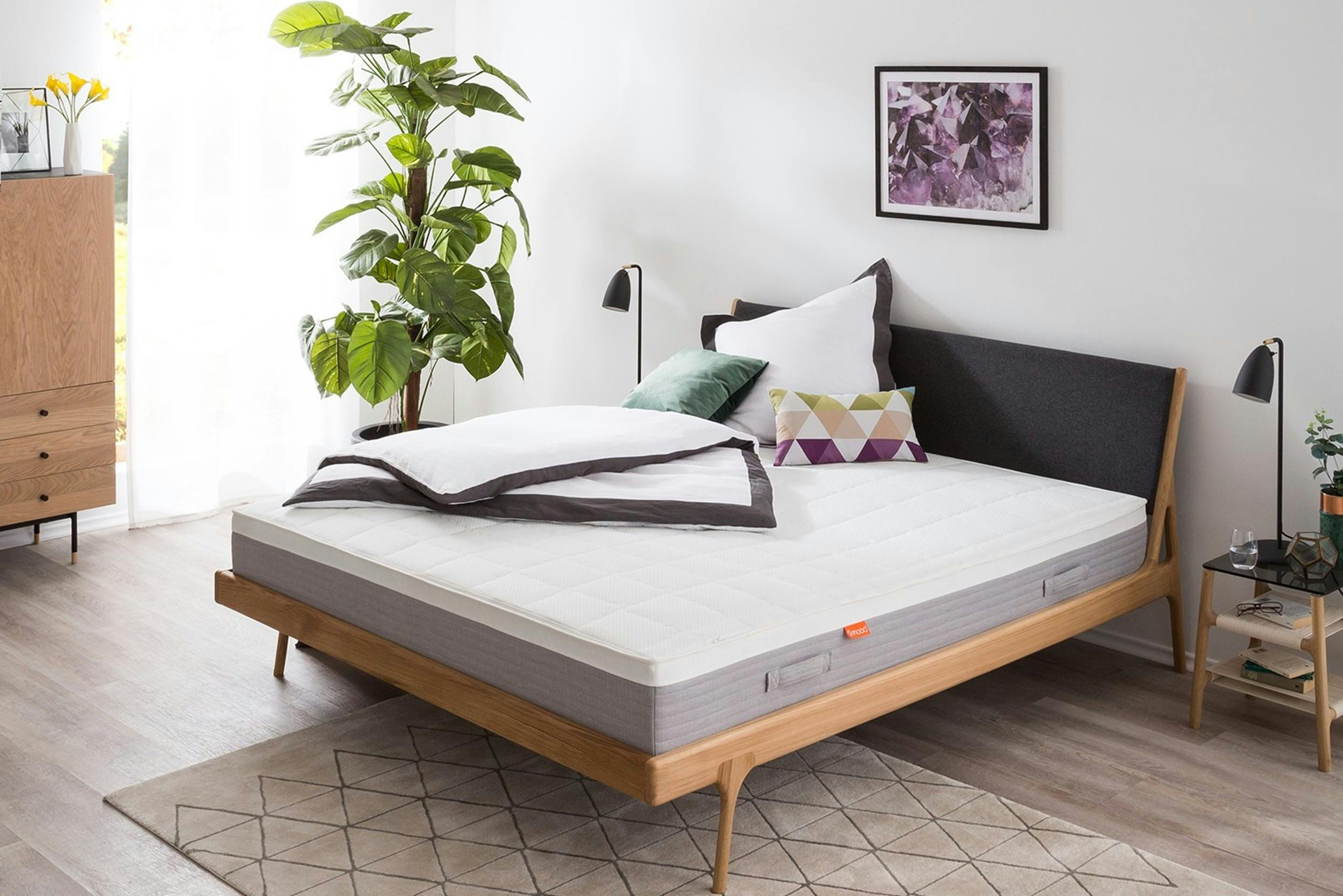 Bett mit Retro-Look mit wendbarer Boxspringmatratze