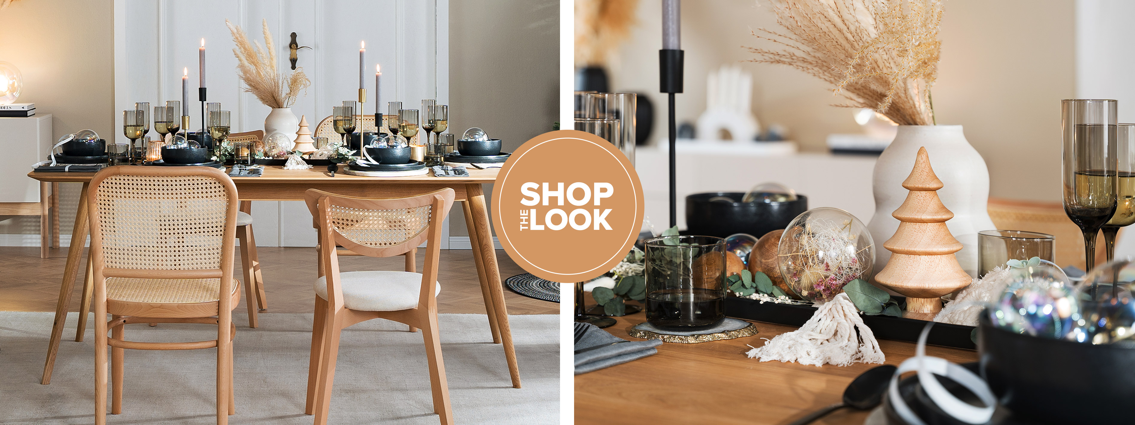 Esszimmer mit Möbeln von Studio Copenhagen: ein heller Esstisch aus Holz mit Rattanstühlen, ein weißes Sideboard, ein grauer Sessel sowie Pendelleuchten aus Glas; dazu geschmückte Weihnachtsbäume, weihnachtliche Tischdeko, schwarze Geschirrsets und Trinkgläser, schwarze und weiße Vasen mit Pampasgras sowie weitere Deko in Schwarz und Weiß.