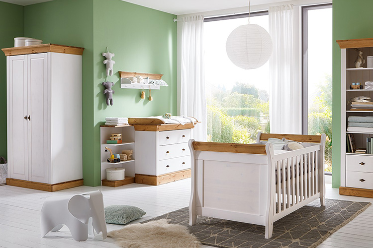 Meubles de chambre d'enfant en blanc et bois dans un style maison de campagne, de la série Bergen par Maison Belfort, devant un mur vert tilleul.