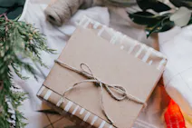 Cadeau dans un emballage en papier écologique, avec du matériel pour emballer des cadeaux