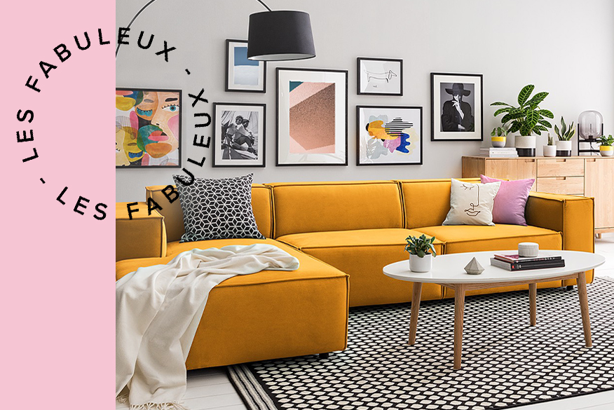 Canapé d'angle jaune vif et fauteuil vert menthe associés à un mobilier scandinave et des motifs graphiques noirs et blancs ; le rose et le jaune très candy crush réveillent joyeusement le coin repas.