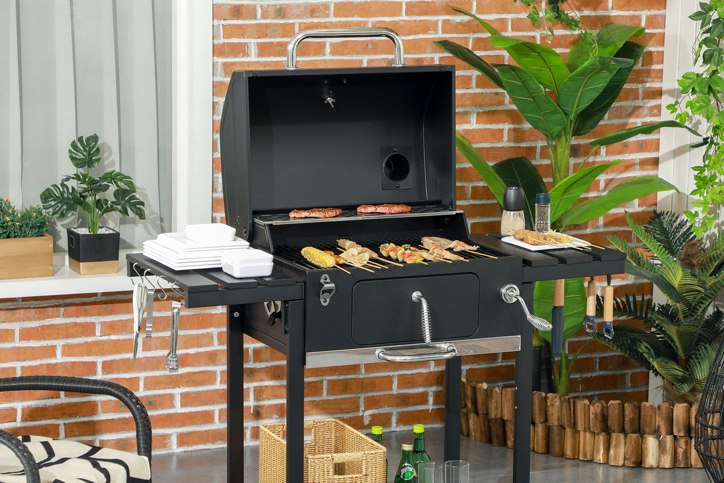 Großer Holzkohlegrill mit Deckel und Ablagen