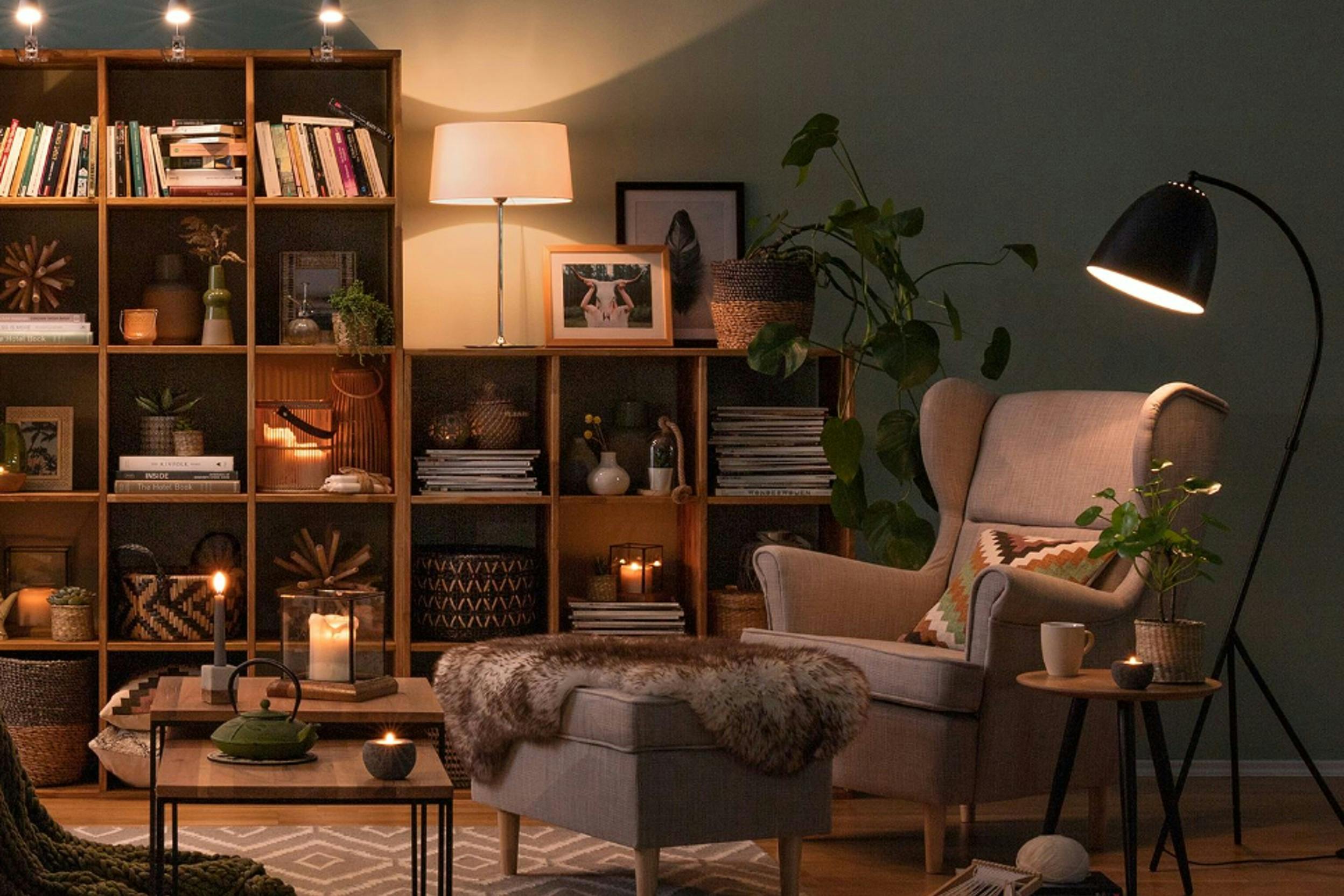 Atmosphärisches Licht in Wohnzimmer mit Regalen an den Wänden