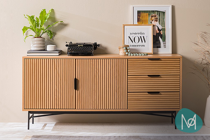 Sideboard KNIVS by Mørteens mit Lamellenfronten aus furniertem Eichenechtholz
