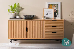 Sideboard KNIVS by Mørteens mit Lamellenfronten aus furniertem Eichenechtholz