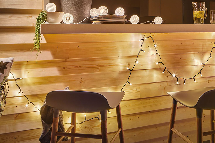Lichtketting aan een houten tuinbar