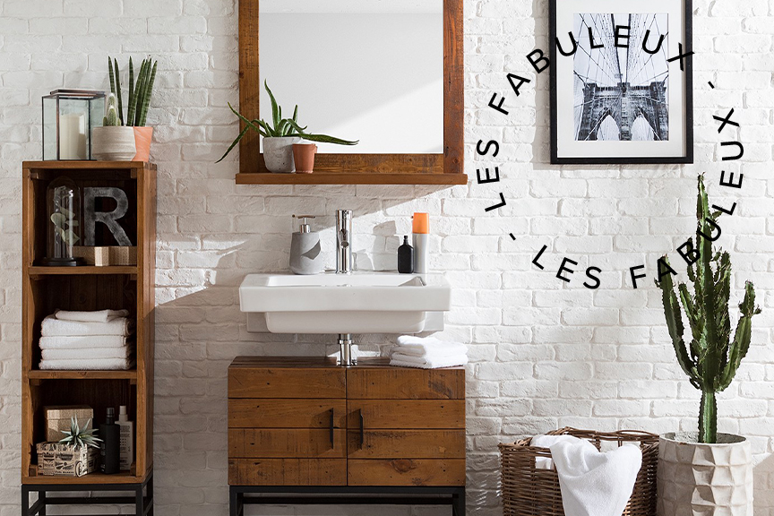 Salle de bain de style industriel avec fenêtre : magnifique mur en briques, aspect décontracté de la combinaison métal et bois brut des étagères et du meuble sous lavabo
