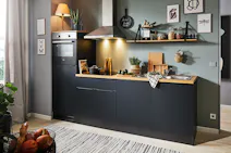 Kitchenette en bois massif noir et clair, de style industriel