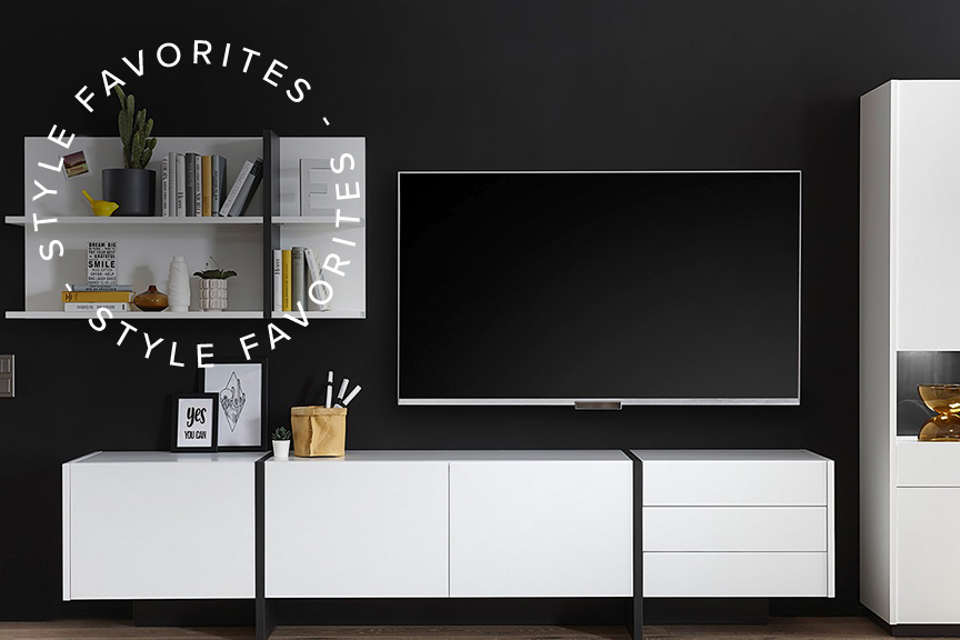 Collage aus zwei Wohnzimmer-Settings: moderne TV-Möbel, Wandboard und Highboard in Weiß vor schwarzer Rückwand sowie ein TV-Lowboard in schwarzer Marmoroptik mit Wandbehang und Teppich in Beige und Schwarz