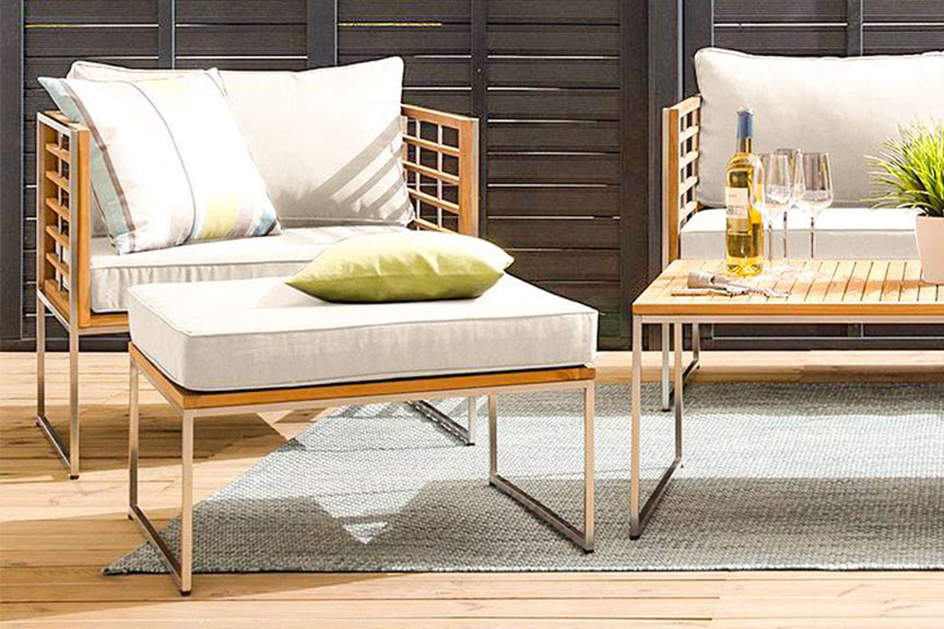 Tuinfauteuil en tuinhocker met poten van roestvrij staal,  lichtgrijze zitkussens