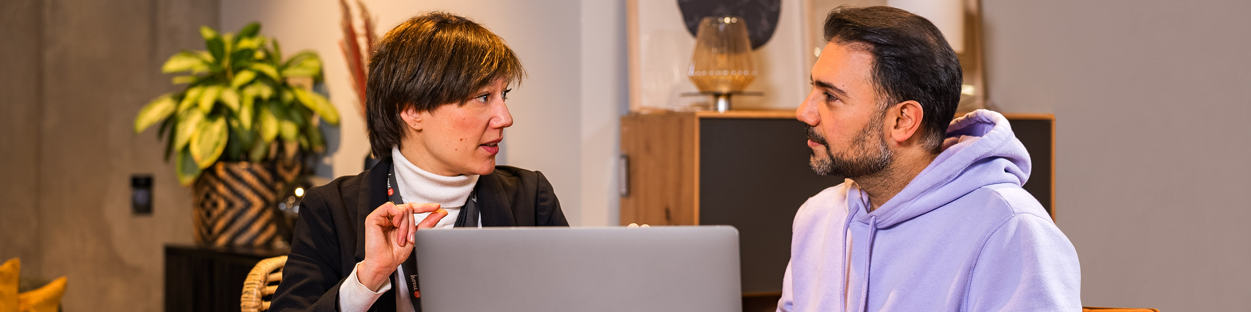 Eine Kunde erhält eine kostenlose Einrichtungsberatung in einem unserer home24 Showrooms; unsere Interior-Expert:innen nehmen sich gern persönlich Zeit für alle Wohnfragen und beantworten sie ganz individuell.