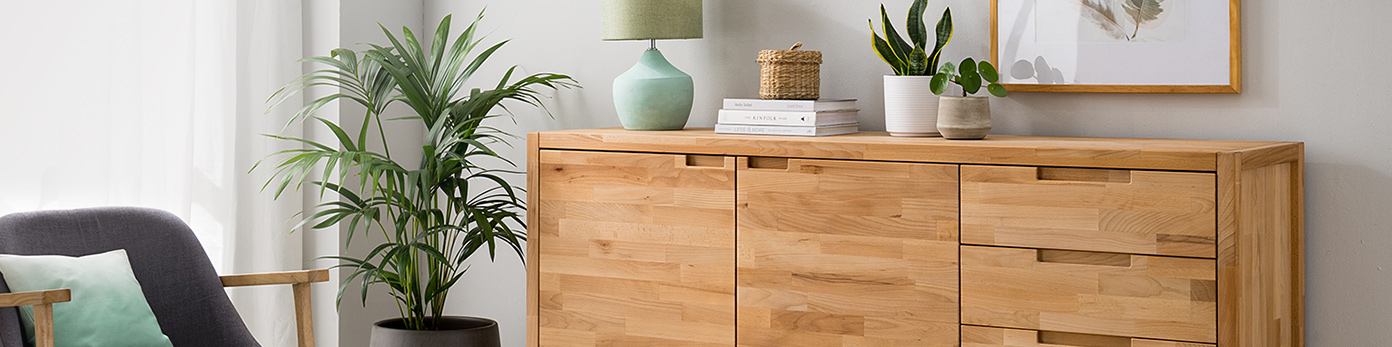 Helles Sideboard im Naturstil mit Schubladen und Türen