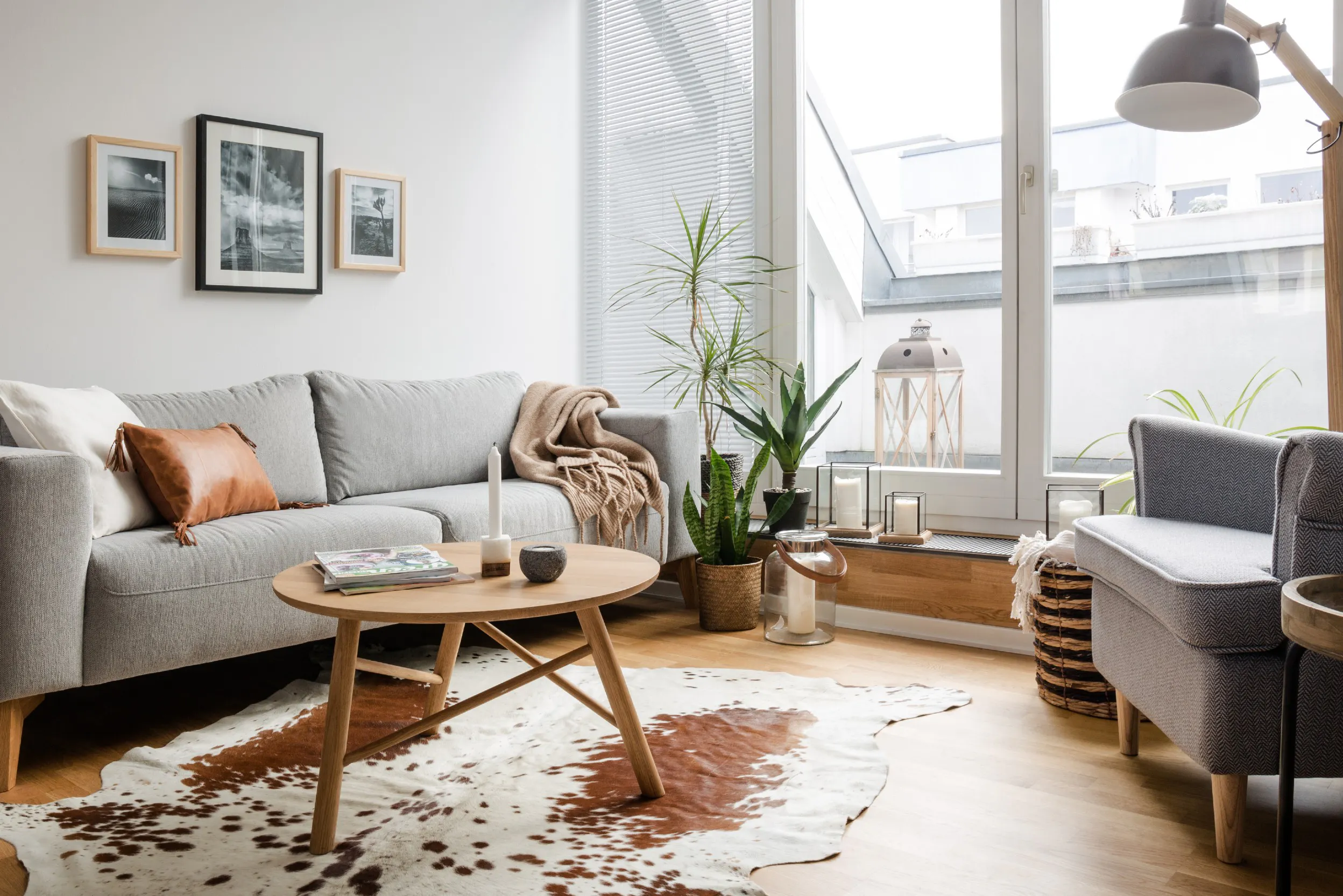 Kleines Wohnzimmer mit hellen Möbeln