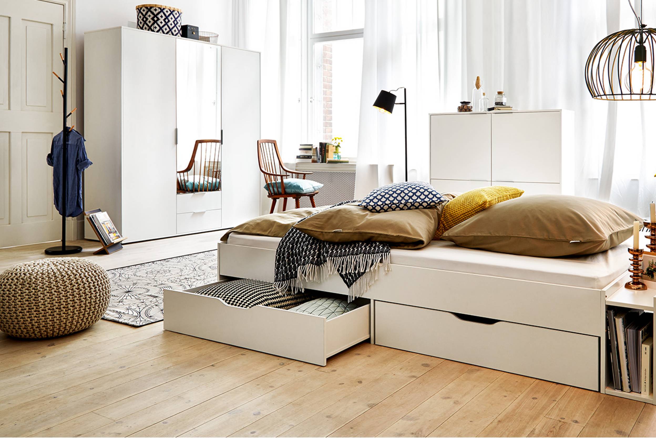 Bett mit Stauraum und helle Möbel