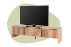 TV-Board von Studio Copenhagen aus Eichenholzfurnier mit Lamellen-Design.