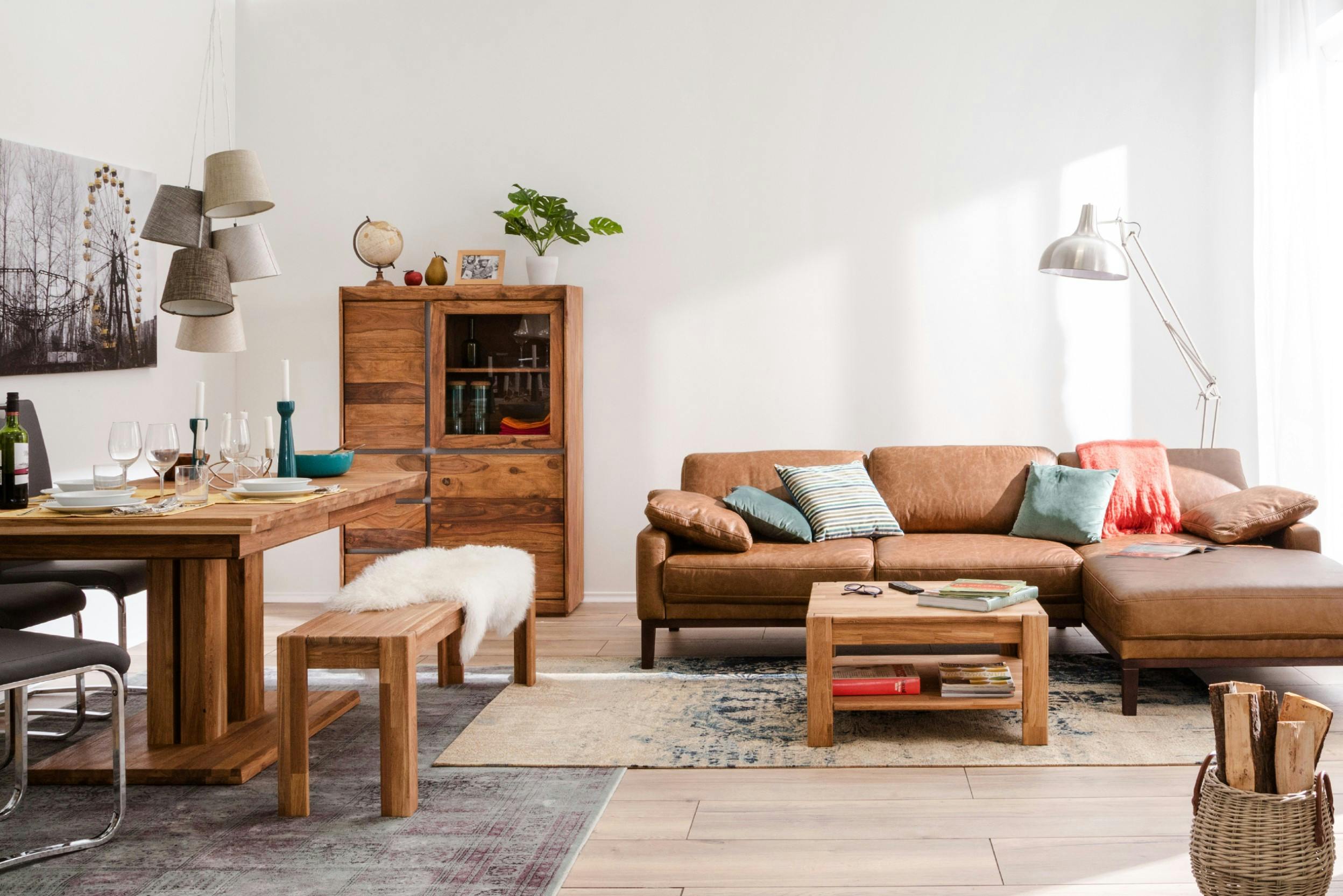 Photo d'un salon et d'un coin repas avec un banc, et ces deux espaces sont séparés par le tapis du salon