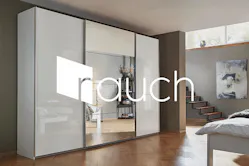 Weißer Kleiderschrank mit Spiegeltür der Marke rauch