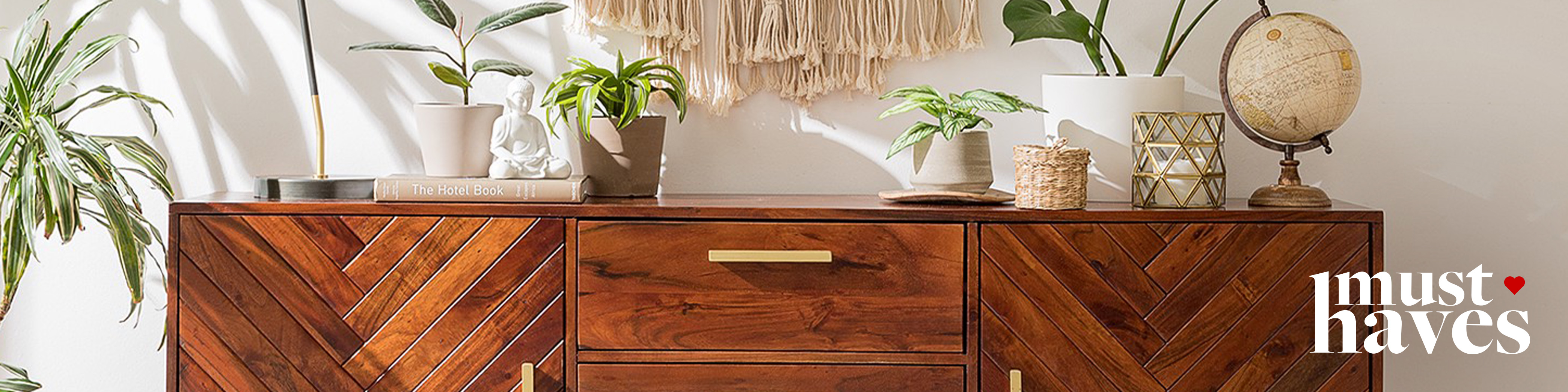 Sideboard Loga by kollected aus Akazienholz mit unserm Must-have einer Fischgrät-Front sowie Möbelbeinen und Türgriffen in Gold.