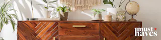 Sideboard Loga by kollected aus Akazienholz mit unserm Must-have einer Fischgrät-Front sowie Möbelbeinen und Türgriffen in Gold.
