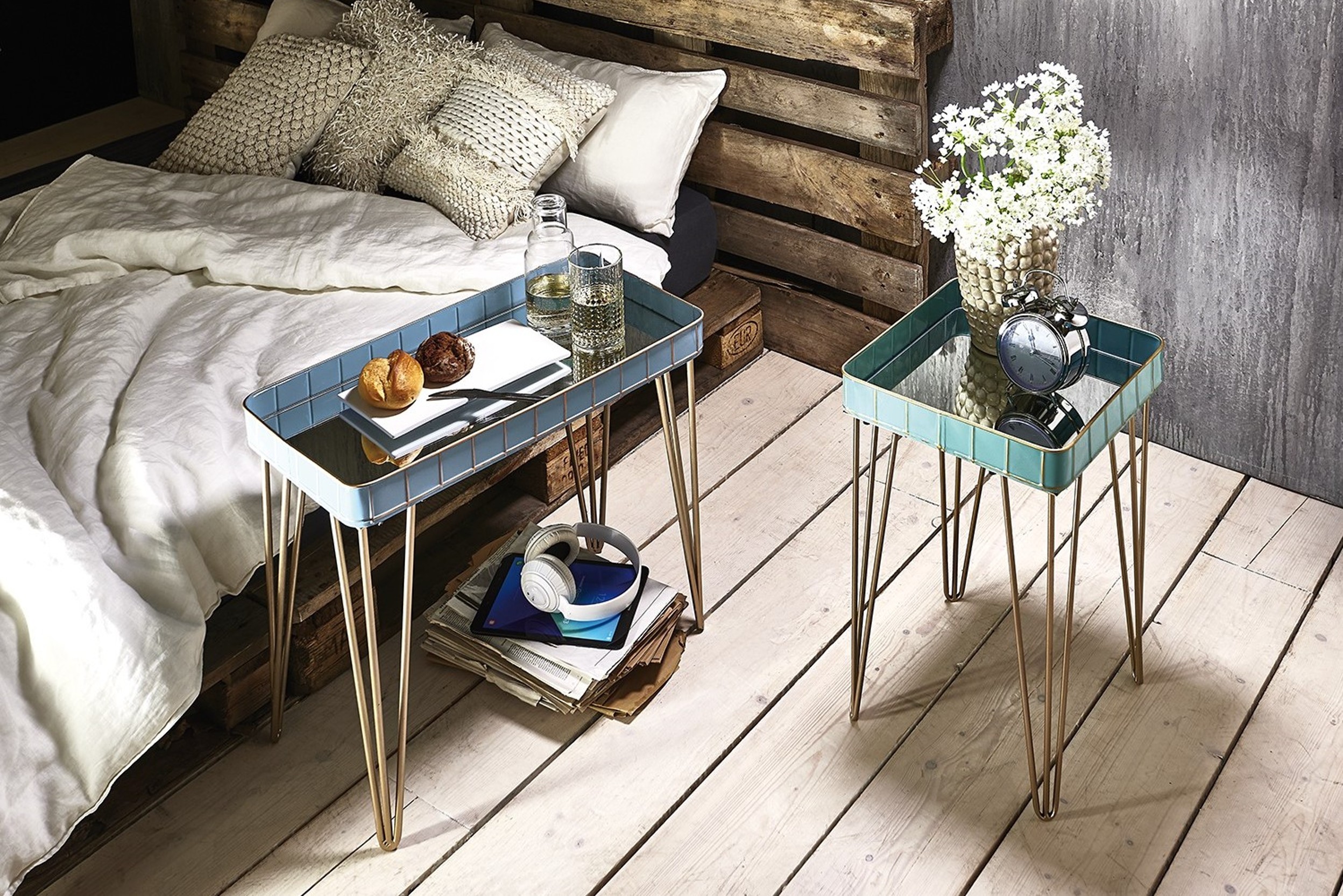 Beistelltische in Pastelltönen mit goldenen Haarpin-Beinen im Glamour-Stil