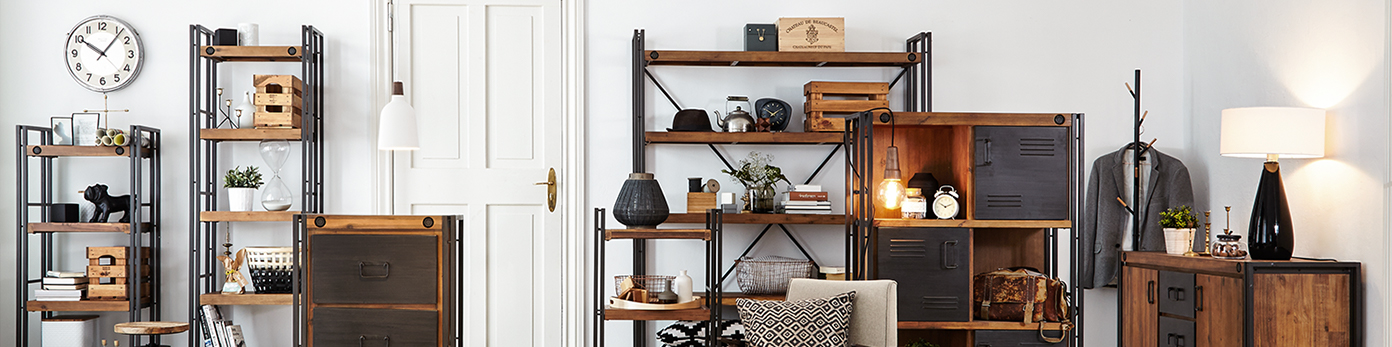 Étagères en bois sombre et commode au style industriel