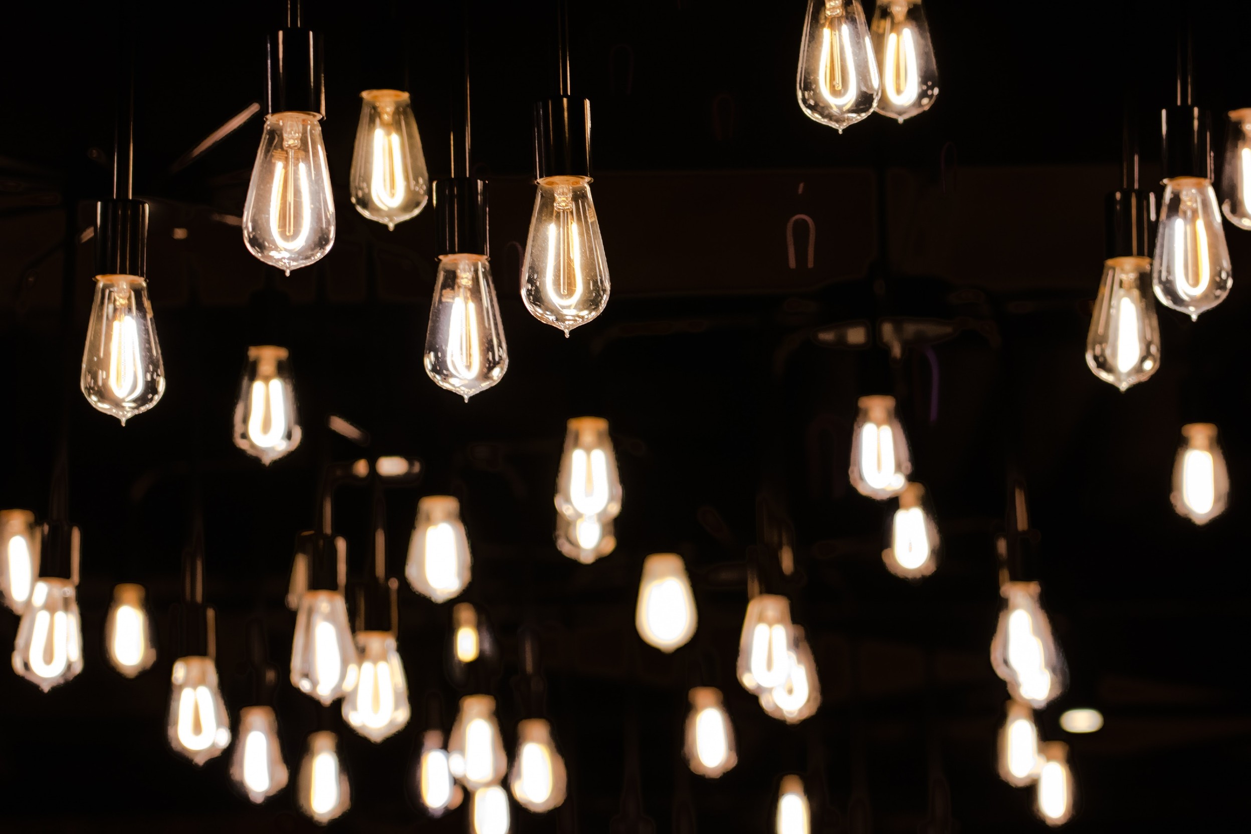 Zahlreiche eingeschaltete Glühblampen im Vintage-Design