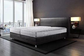 Elegantes Schlafzimmer in dunklen Tönen mit Lederbett inklusive Kaltschaummatratze