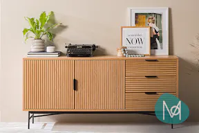 Sideboard KNIVS by Mørteens mit Lamellenfronten aus furniertem Eichenechtholz.