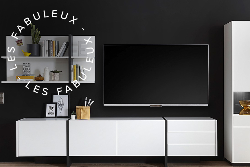 Deux photos d'aménagement de salon, l'un avec un ensemble de meubles TV moderne blanc devant un fond noir, l'autre avec un meuble TV noir imitation marbre devant un mur gris et un tapis beige.