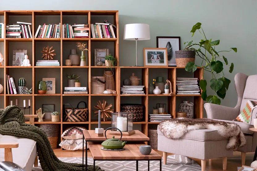 Großes Regal mit Büchern, Deko-Artikeln, Körbe usw., Sessel, Beistelltische