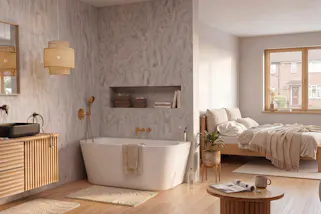 Hier werden Spa-Badezimmer und Schlafzimmer miteinander kombiniert: eine frei stehende Badewanne, Badmöbel aus Holz, ein Massivholzbett und helle Textilien sorgen für Erholung.